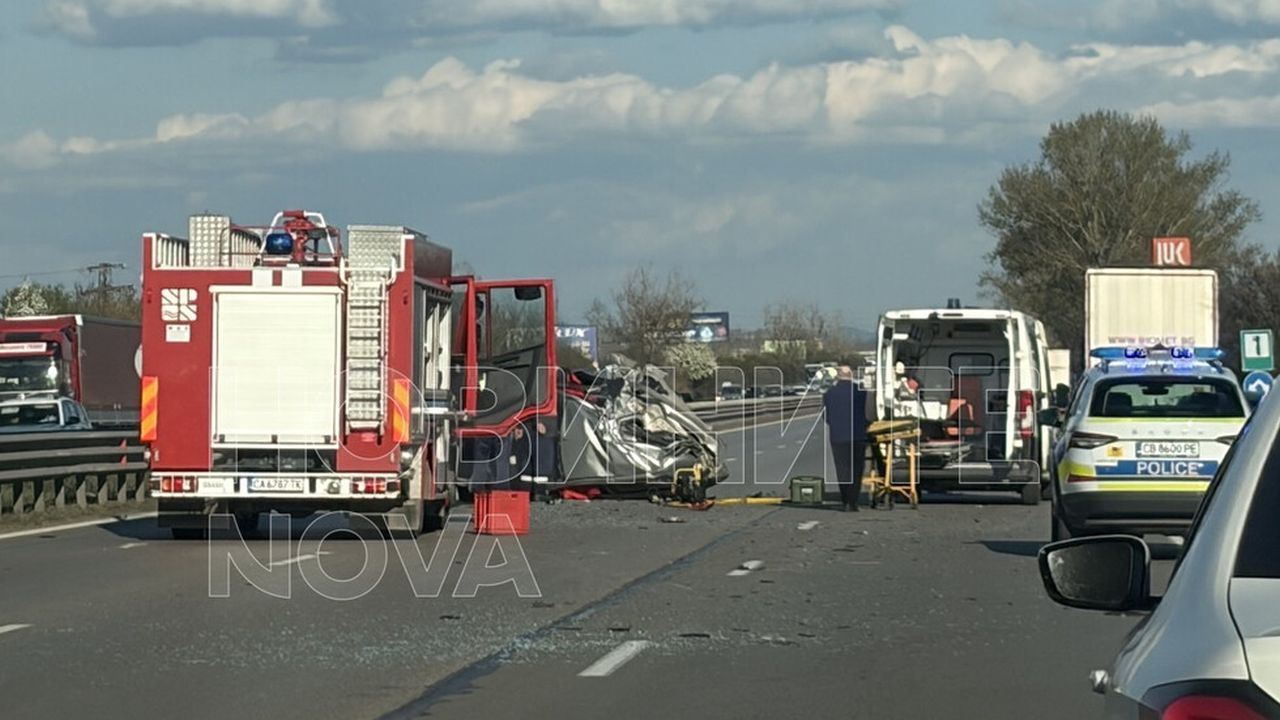 Тежка катастрофа на 1 км на АМ „Тракия”: Премазана кола на излизане от София