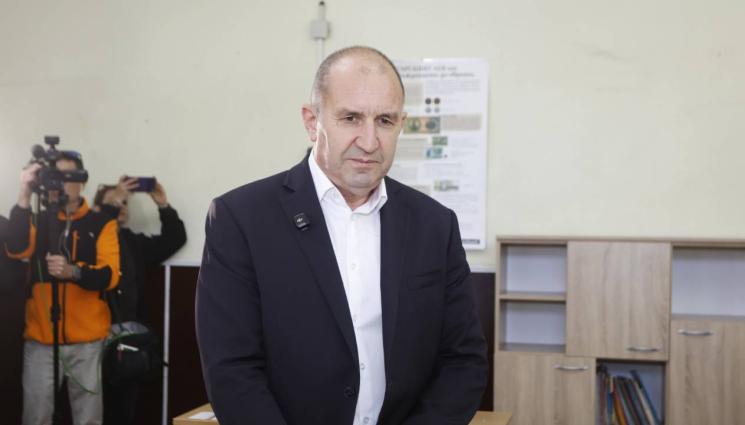 радве - Радев: Готови сме на различни варианти, за да има България редовно и стабилно правителство