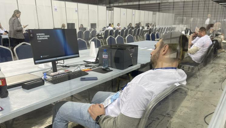 арена - Първите книжа в Арената – от болница