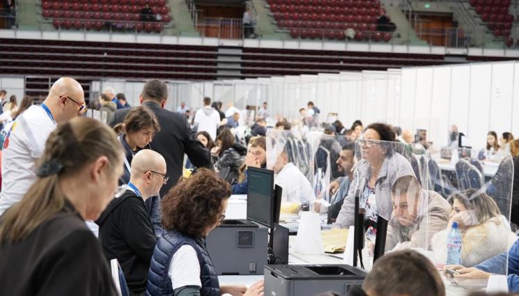 бюлетини - Броенето в София: Повечето секционни комисии приключиха за по-малко от час