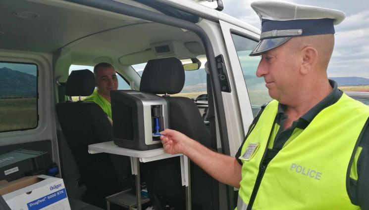 s - €373 за наркотест на полицай