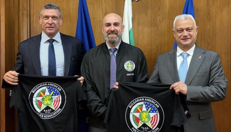 д - БГ детектив от полицията в Чикаго награди Дечев и Кандев