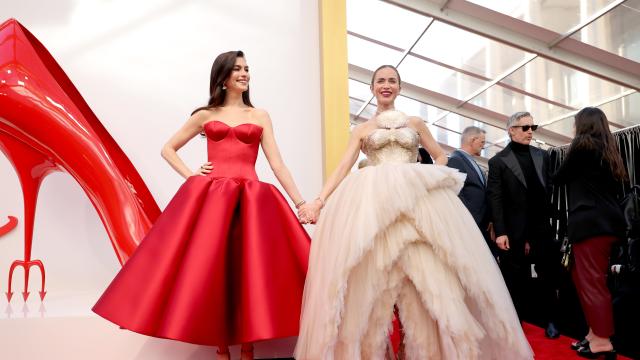 Триумфът на иконите: Тоалети от висшата мода заслепиха на премиерата на „Дяволът носи Прада 2“ (СНИМКИ)