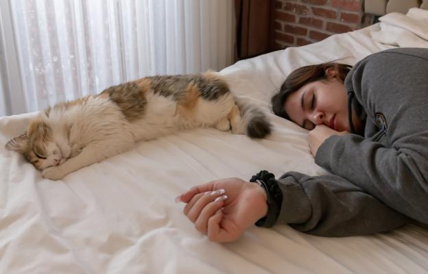 Котка и стопанка спят