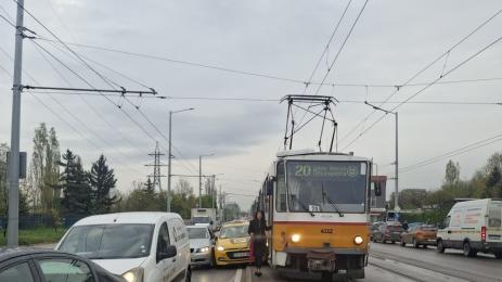 катастрофа между трамвай и кола