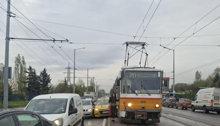 катастрофа между трамвай и кола - МЕЛЕ: Трамвай и такси се натресоха в София (СНИМКИ)