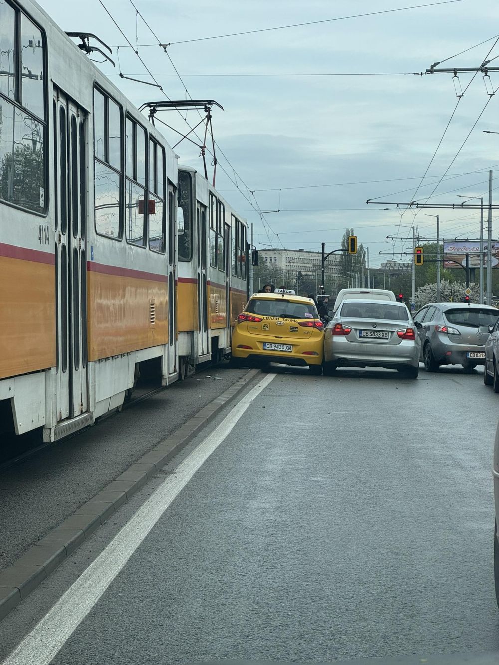 катастрофа между кола и трамвай