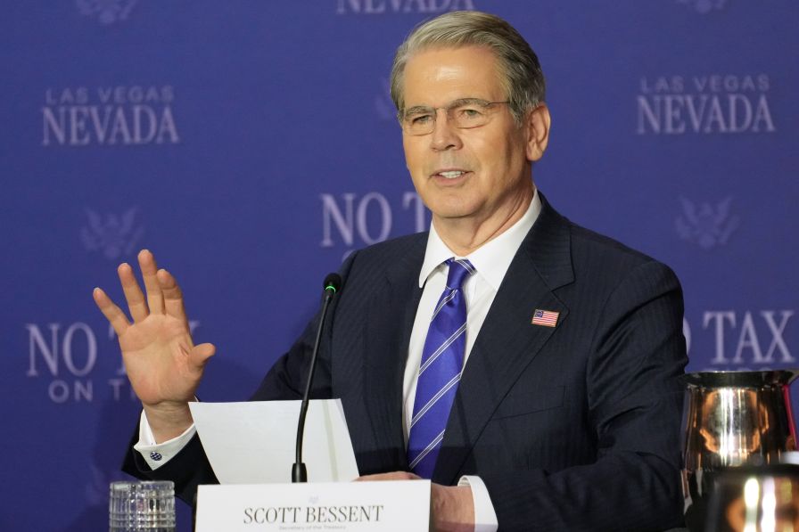 Финансовият министър на САЩ: Блокадата ни взема на прицел основните източници на приходи на Иран