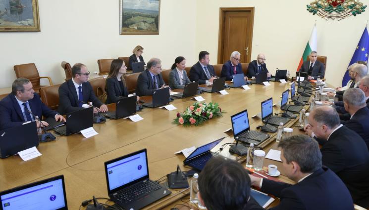 А - Гюров вади € 1.4 млрд. от банката-касичка на модела 