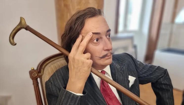 а - Германец издига силиконова фигура на Салвадор Дали