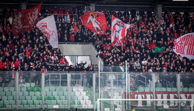 Спорт - Фен на ЦСКА млатил ултрас на Лудогерец с бутилка