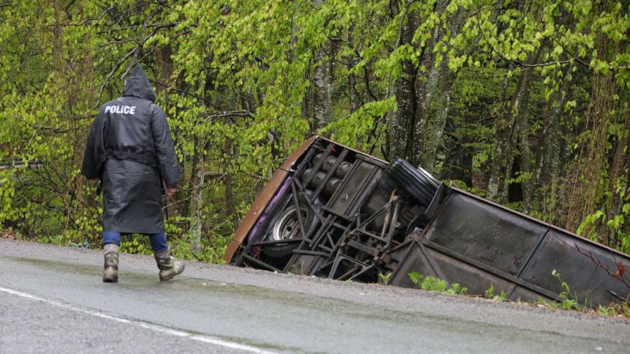 Нелепа смърт: Двама загинали и ранени - автобус без гориво тръгна назад и прегази пътниците си край Малко Търново