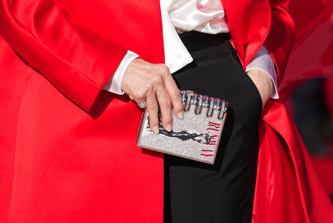 <p>Мерил Стрийп, Ан Хатауей и Емили Блънт превзеха Лондон за премиерата на &bdquo;Дяволът носи Прада 2&ldquo;, където към легендарния екип се присъедини и самата Донатела Версаче.</p>