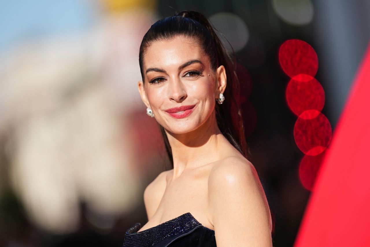 <p>Мерил Стрийп, Ан Хатауей и Емили Блънт превзеха Лондон за премиерата на &bdquo;Дяволът носи Прада 2&ldquo;, където към легендарния екип се присъедини и самата Донатела Версаче.</p>