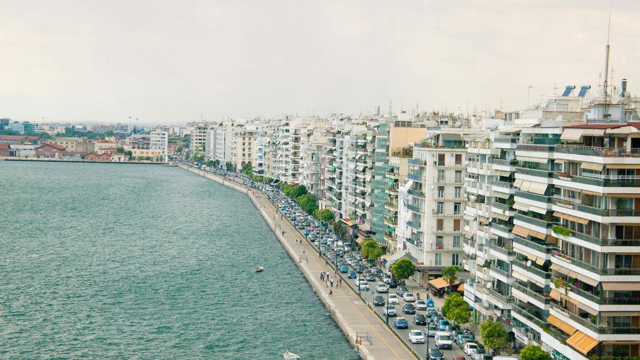 Гърция налага драконовски глоби: 350 евро за слушалки зад волана