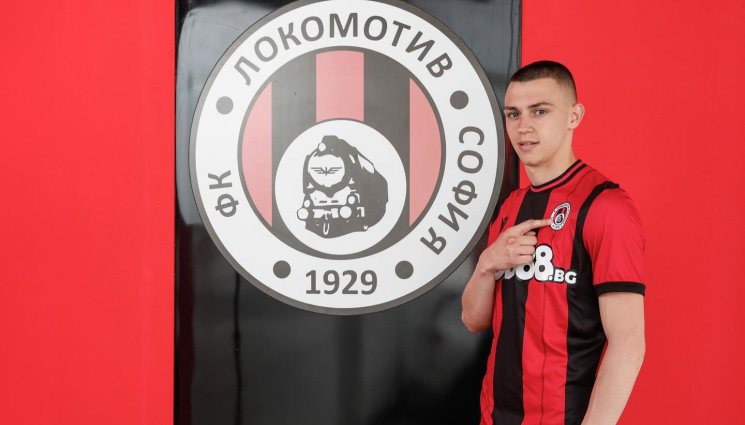 Емил Геров - Юношата Емил Геров подписа първи професионален договор с Локомотив София