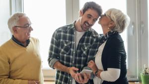 млад мъж родители