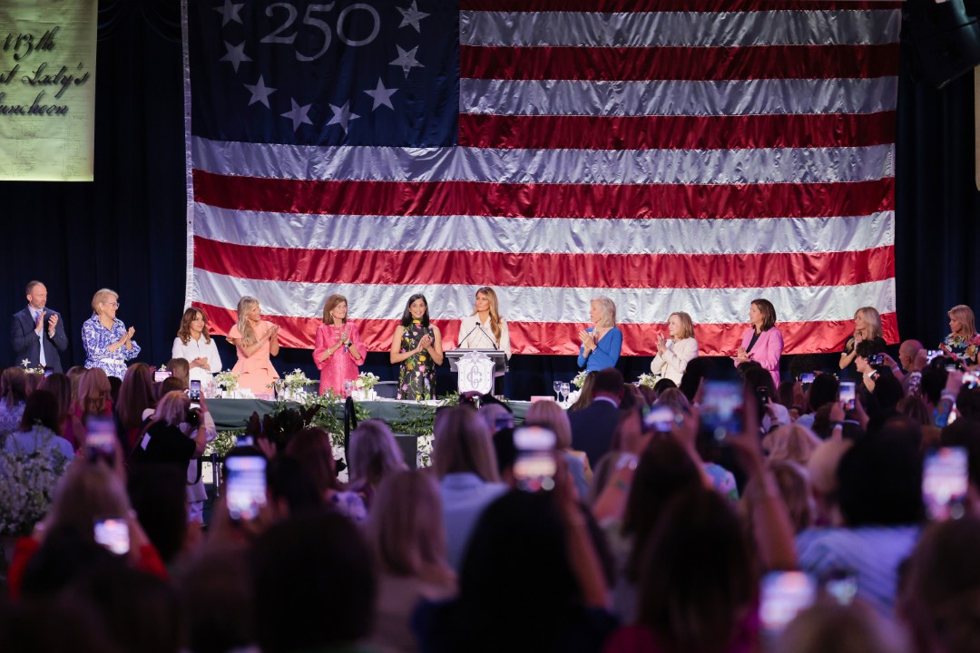 <p>Мелания Тръмп и Уша Ванс демонстрираха безупречен стил и силно присъствие на 113-ия обяд на Първата дама. Докато Мелания заложи на монохромна елегантност, бъдещата майка Уша Ванс очарова с флорални мотиви и топло излъчване в сърцето на Вашингтон.</p>