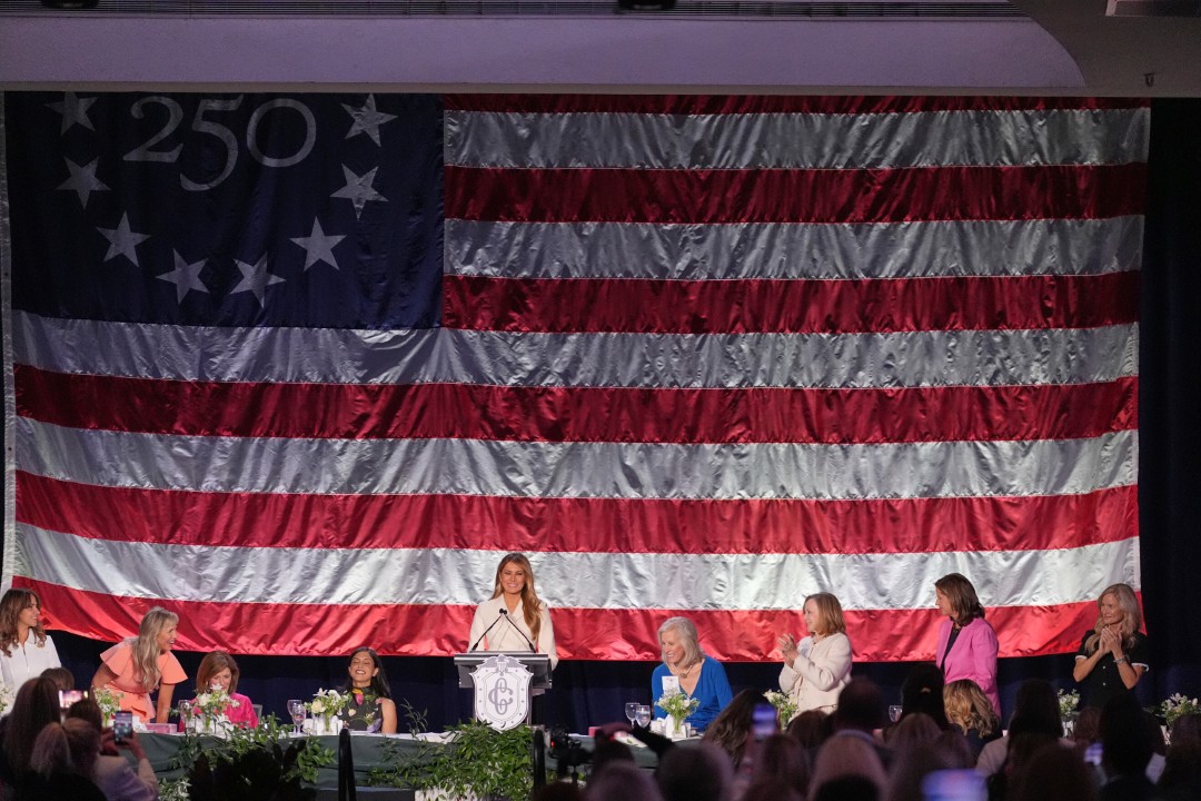 Мелания Тръмп и Уша Ванс демонстрираха безупречен стил и силно присъствие на 113-ия обяд на Първата дама. Докато Мелания заложи на монохромна елегантност, бъдещата майка Уша Ванс очарова с флорални мотиви и топло излъчване в сърцето на Вашингтон.