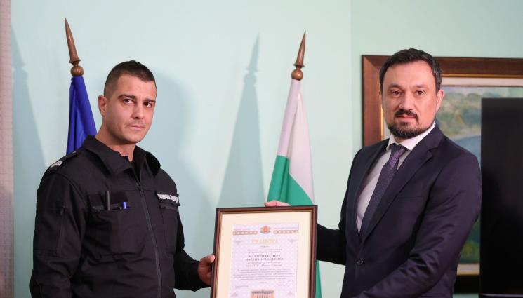 а - СМЕЛО СЪРЦЕ: Наградиха граничния полицай Ивелин Арабаджиев за спасените пътници от автобуса край Малко Търново (СНИМКИ)