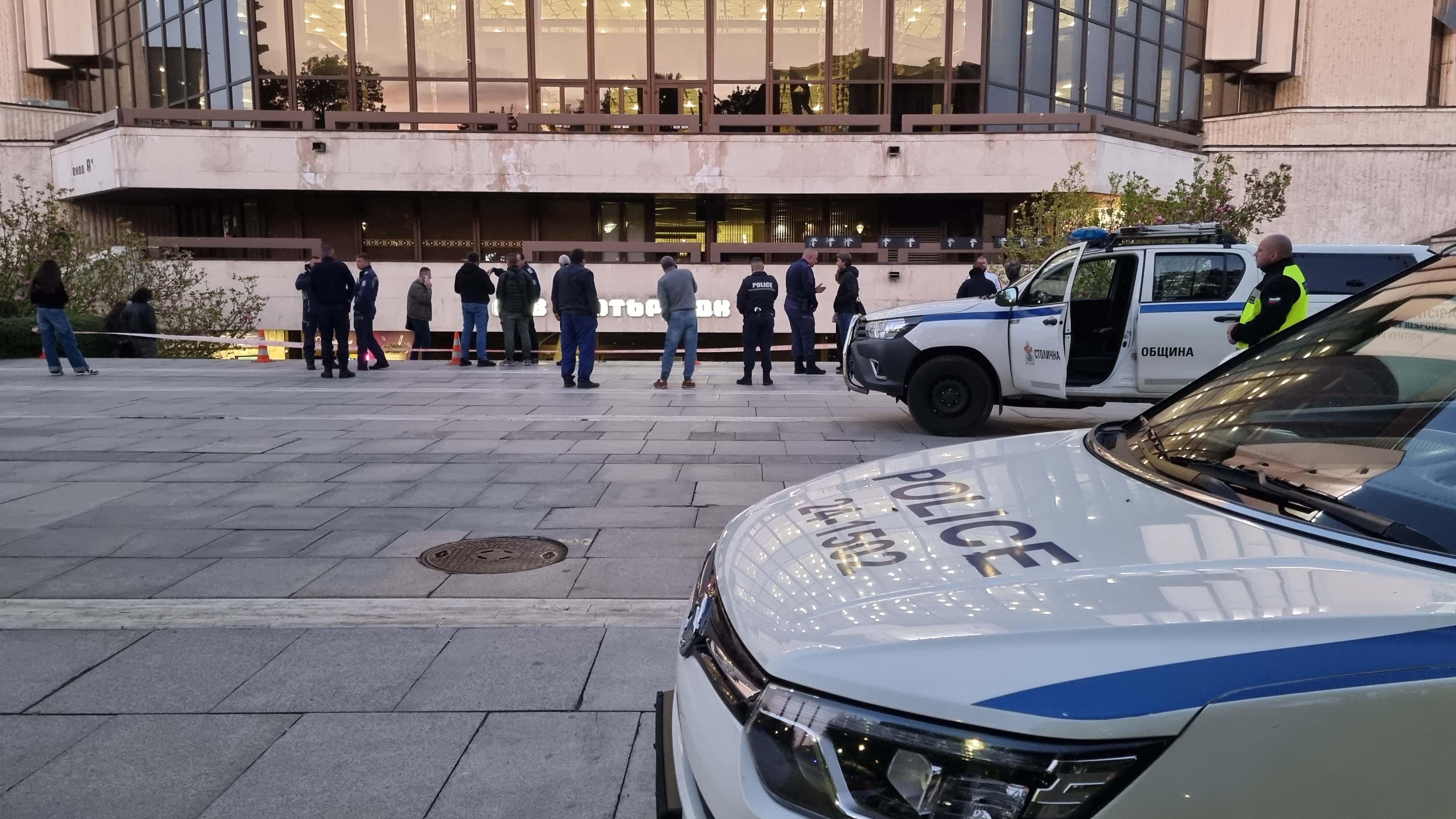 <p>14-годишно дете пострада, след като паднало заедно с масивен метален парапет от тераса на сградата на НДК в столицата.</p>