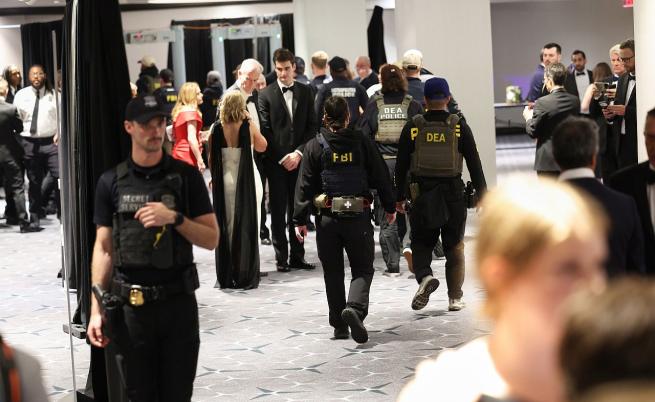 Стрелба във Вашингтон: Доналд Тръмп и Мелания бяха евакуирани под охрана