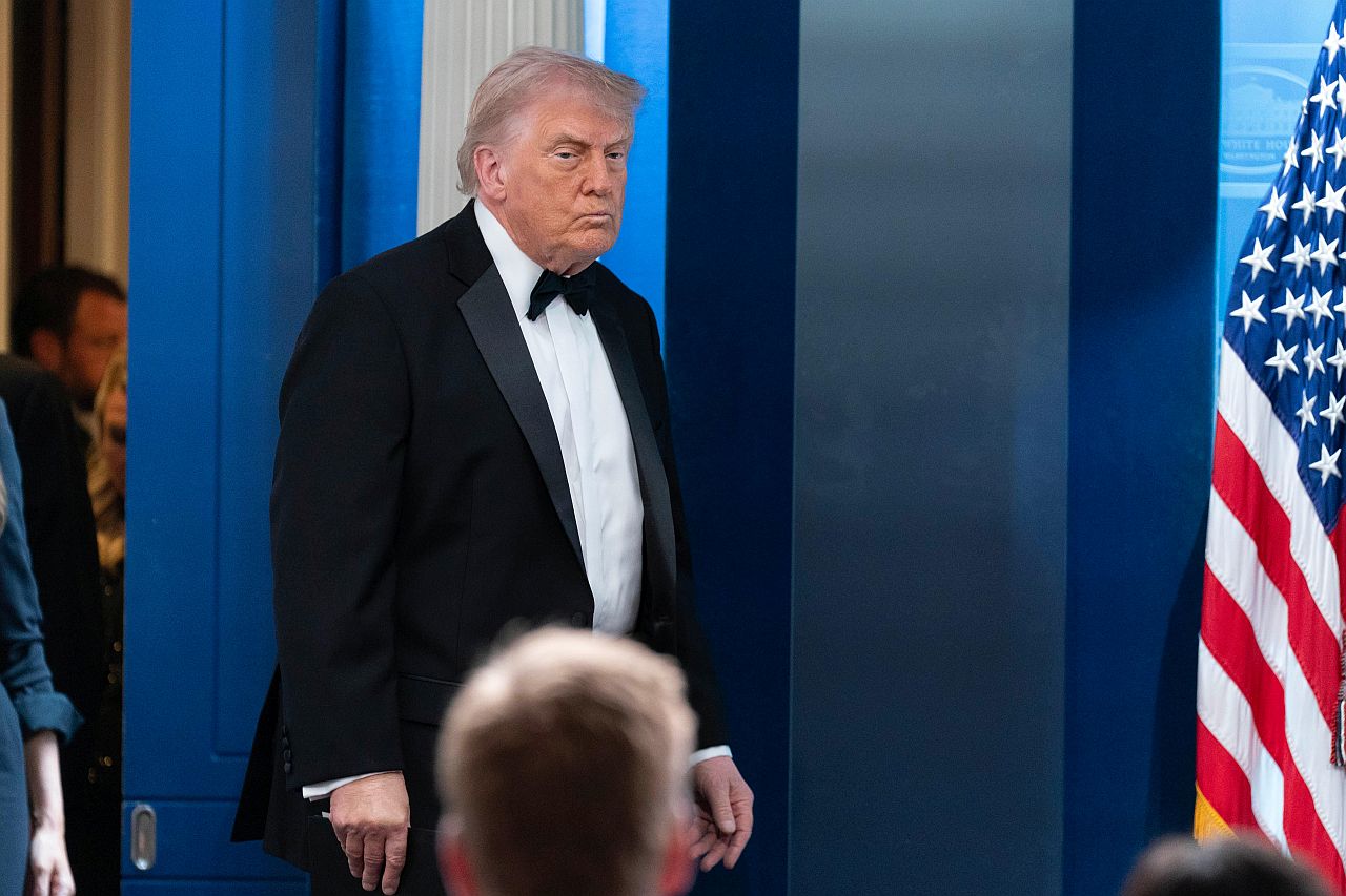 <p>Президентът на САЩ Доналд Тръмп и първата дама Мелания Тръмп бяха изведени набързо от вечерята на Асоциацията на кореспондентите в Белия дом от агенти на &bdquo;Сикрет Сървис&ldquo; в събота вечер, след като мъж откри стрелба с пушка по служители по сигурността.</p>