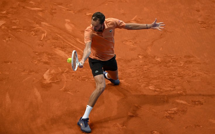 Медведев с трудна победа в Мадрид, Циципас продължава напред