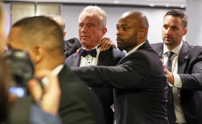 Очевидец на стрелбата: Робърт Кенеди бил в „делириум“, влачен от охраната