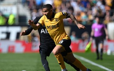 Атлетико Мадрид преговаря за халф на Уулвс