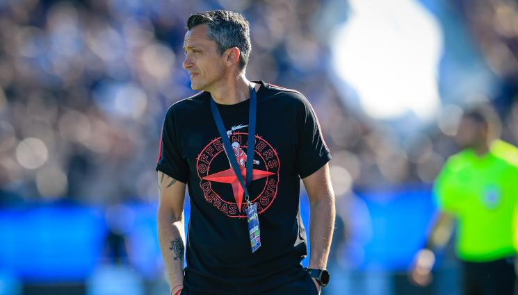 Христо Янев - Кюстендилеца „свали“ фланелката на Христо Янев след загубата от Левски в дербито