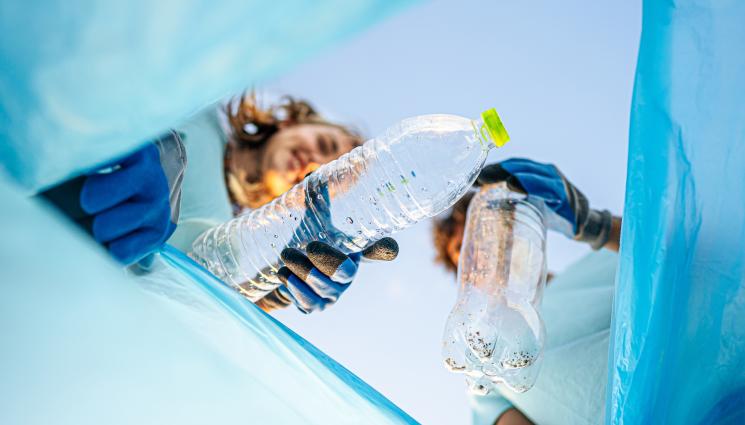 боклук - СТУДЕНТСКИ ГРАД СВЕТВА: Студенти почистиха боклука около блоковете си