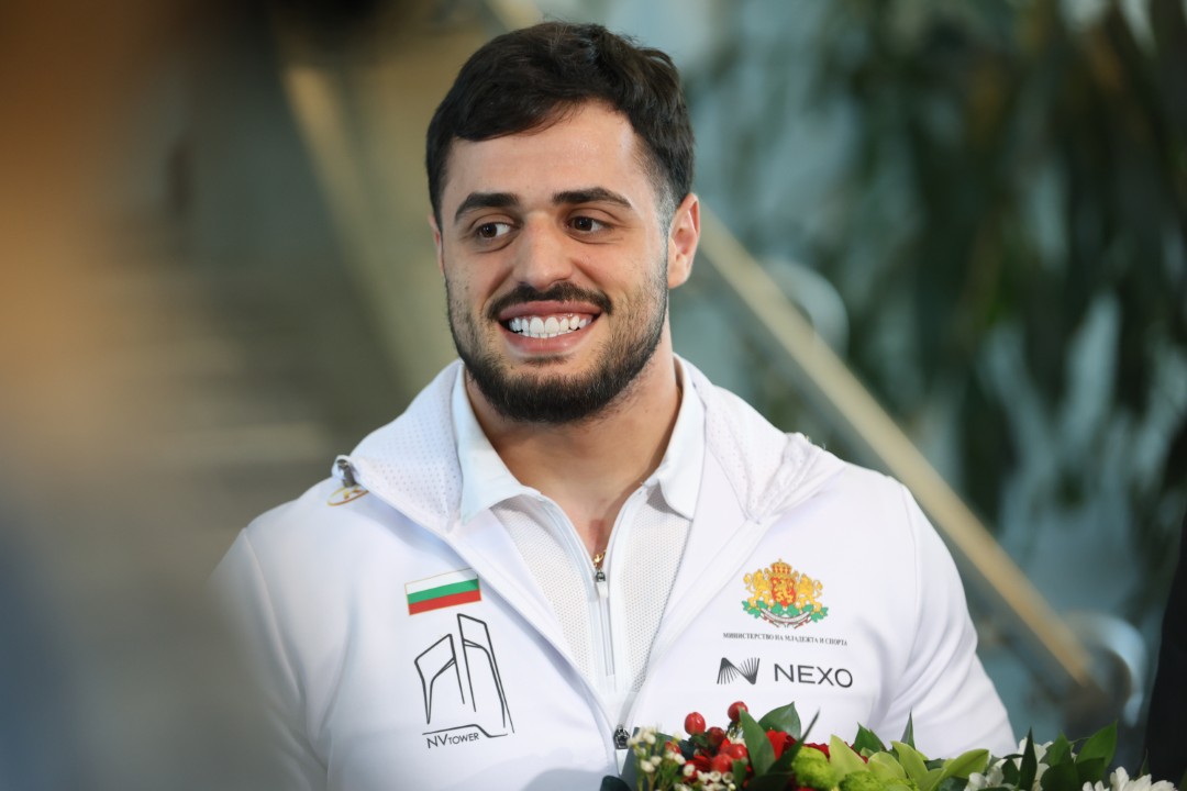 <p>Националите на България по вдигане на тежести, начело с шампиона Карлос Насар, се завърнаха на българска земя от Европейското първенство в Батуми. На правителствения терминал на летище "Васил Левски" те бяха посрещнати от министъра на младежта и спорта Димитър Илиев.</p>