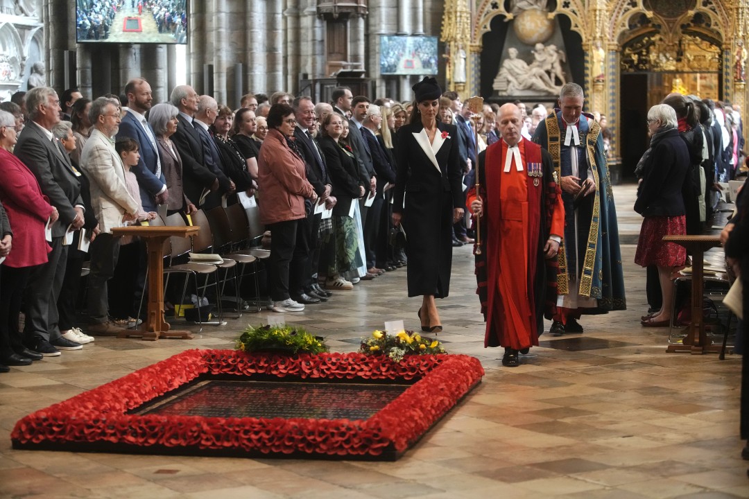 <p>Принцесата на Уелс почете Деня на Анзак с трогателен жест и безупречен стил. Скрит детайл в личното ѝ послание и необичайният ѝ подпис под венеца, положен от името на крал Чарлз III, предизвикаха вълна от коментари сред кралските фенове.</p>