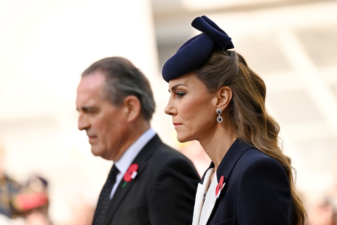 <p>Принцесата на Уелс почете Деня на Анзак с трогателен жест и безупречен стил. Скрит детайл в личното ѝ послание и необичайният ѝ подпис под венеца, положен от името на крал Чарлз III, предизвикаха вълна от коментари сред кралските фенове.</p>