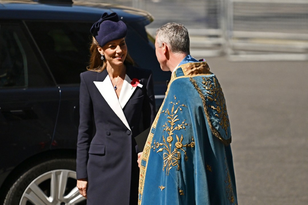 <p>Принцесата на Уелс почете Деня на Анзак с трогателен жест и безупречен стил. Скрит детайл в личното ѝ послание и необичайният ѝ подпис под венеца, положен от името на крал Чарлз III, предизвикаха вълна от коментари сред кралските фенове.</p>