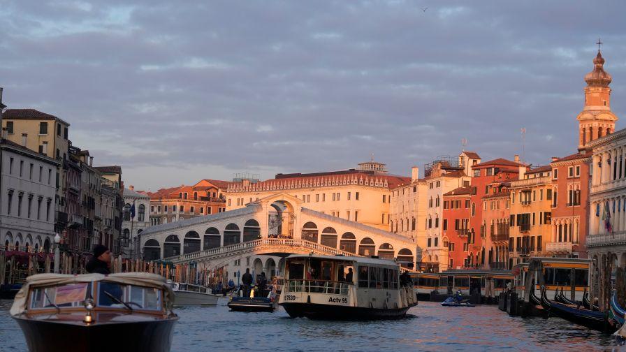 Трагедия във Венеция: Извадиха мъж мъртъв от водите на Канале гранде