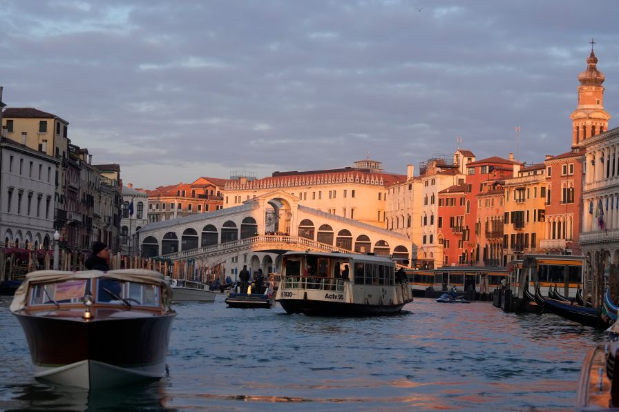 Трагедия във Венеция: Извадиха мъж мъртъв от водите на Канале гранде