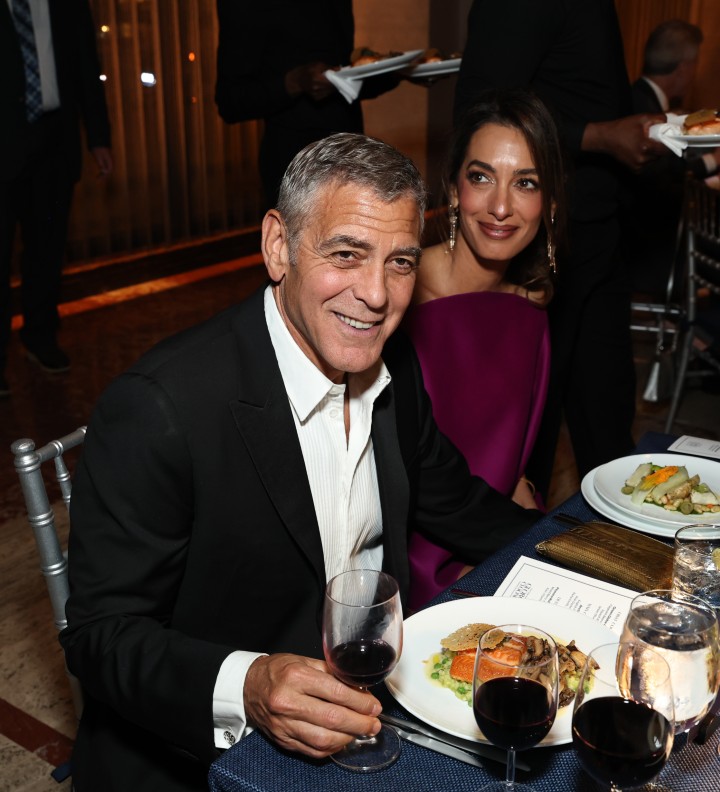 <p>Джордж Клуни получи наградата &bdquo;Чаплин&ldquo; в Ню Йорк, придружен от ослепителната Амал. Актьорът сподели забавни подробности за децата си и призна, че 8-годишният му син Александър най-накрая е видял баща си в ролята на Батман.</p>