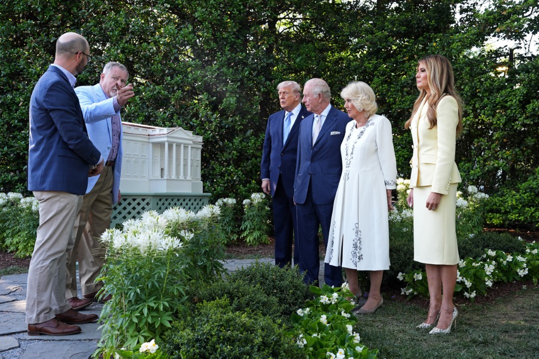 <p>Крал Чарлз III и кралица Камила започнаха историческото си посещение в САЩ. Докато лидерите обсъждаха НАТО, Негово Величество намери общ език с Мелания Тръмп чрез споделено хоби, оставяйки Първата дама в отлично настроение пред кошера на Белия дом по време на разходка в градините.</p>