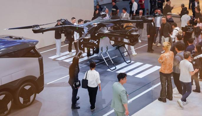  Летящите коли на Xpeng са факт, който видях и като експозиция, и в полет. Битката ще е за въздуха над китайските градове и за превоз на стоки, а гарант за успеха е китайското правителство, което разработва специална стратегия.