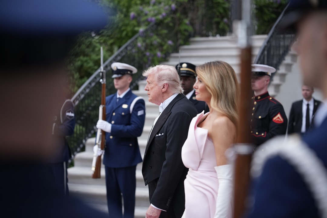 <p>Доналд Тръмп и британският монарх демонстрираха близост и силно съюзничество по време на втория ден от официалната визита на кралското семейство във Вашингтон, завършил с изискан прием и размяна на символични подаръци.</p>