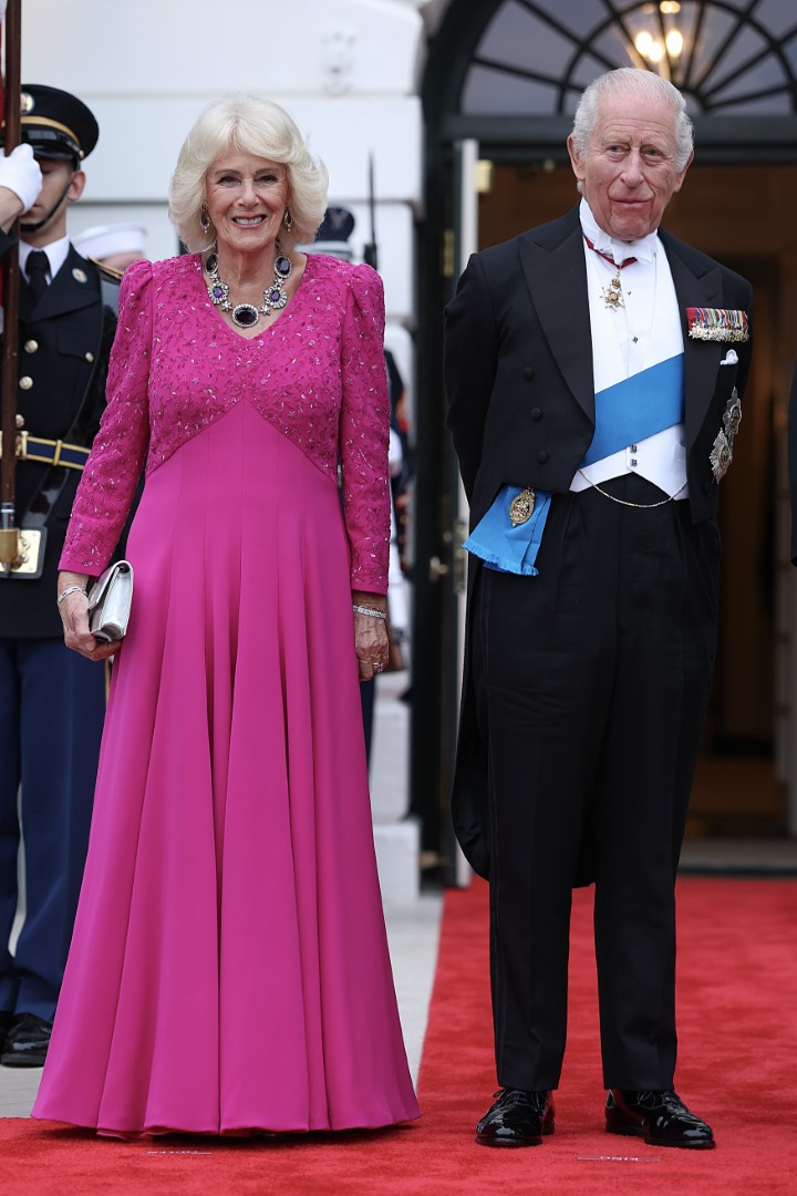 <p>Доналд Тръмп и британският монарх демонстрираха близост и силно съюзничество по време на втория ден от официалната визита на кралското семейство във Вашингтон, завършил с изискан прием и размяна на символични подаръци.</p>