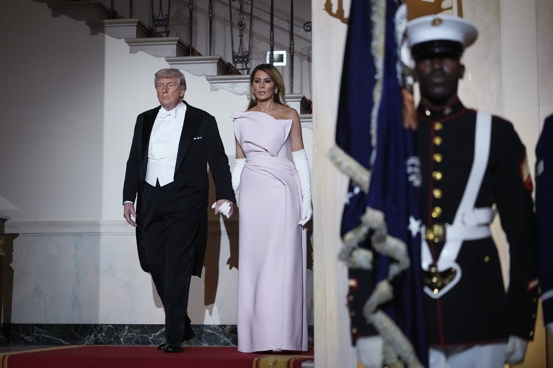 <p>Доналд Тръмп и британският монарх демонстрираха близост и силно съюзничество по време на втория ден от официалната визита на кралското семейство във Вашингтон, завършил с изискан прием и размяна на символични подаръци.</p>