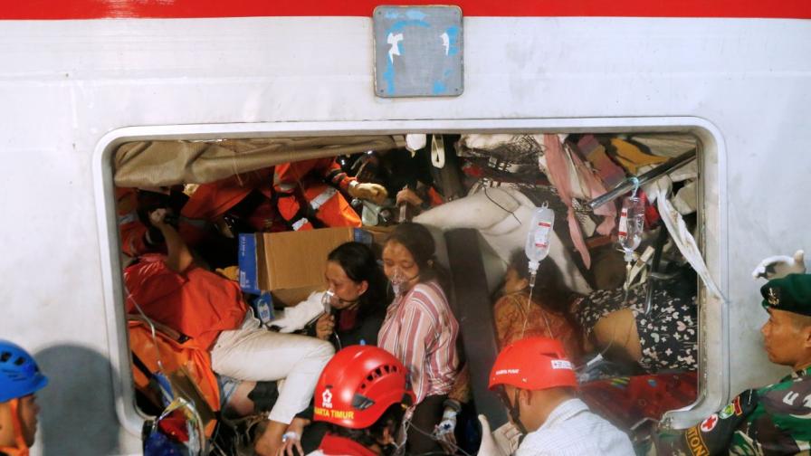 Броят на жертвите от влакова катастрофа в Индонезия нарасна