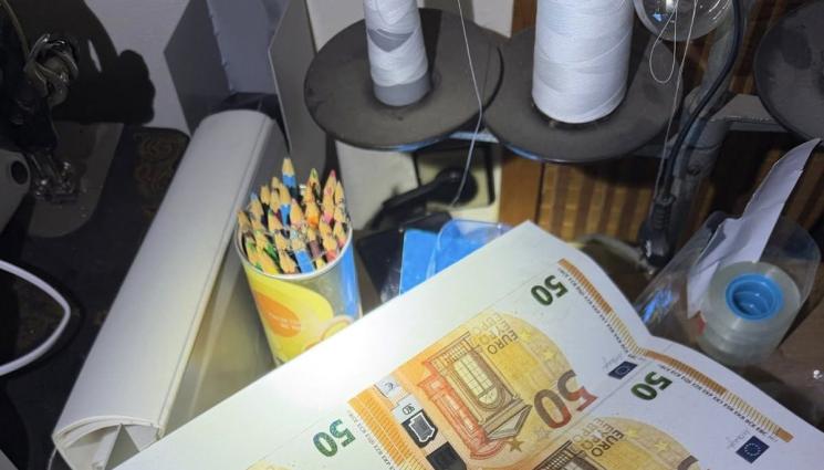 фалшиви евробанкноти - УДАР НА ВЕКА: ГДБОП разби печатница за пари в София! (СНИМКИ)