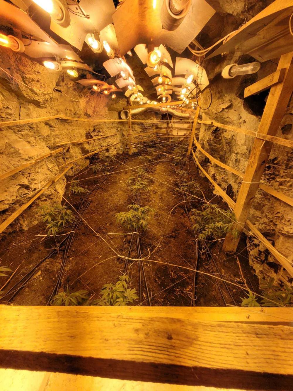 В галериите на бивша мина край Кюстендил се крие наркофабрика