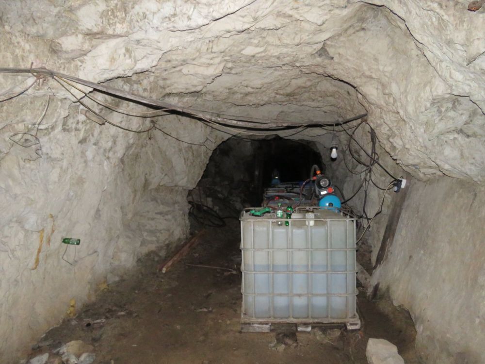 В галериите на бивша мина край Кюстендил се крие наркофабрика