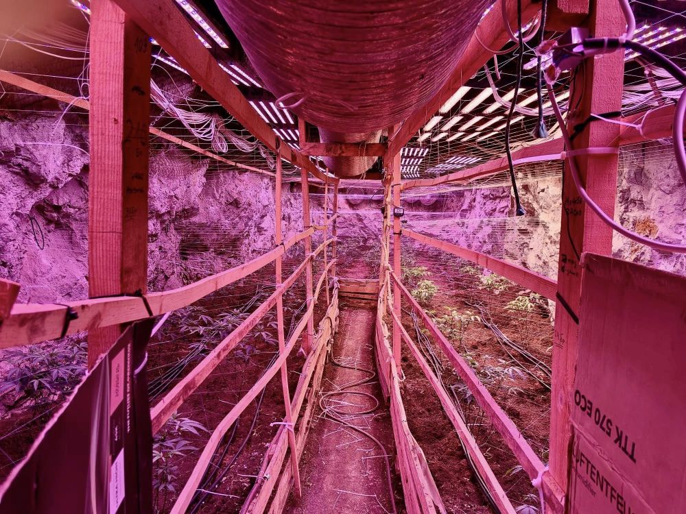 В галериите на бивша мина край Кюстендил се крие наркофабрика