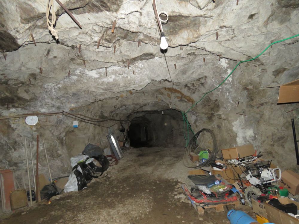 В галериите на бивша мина край Кюстендил се крие наркофабрика